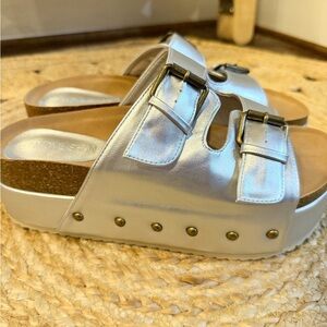 Silver Platform Sandals w/ Buckles – Size 9 – Trendy + Comfortable